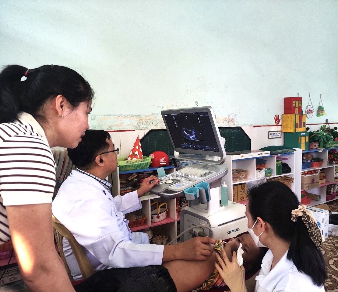 Bác sỹ siêu âm tim cho trẻ