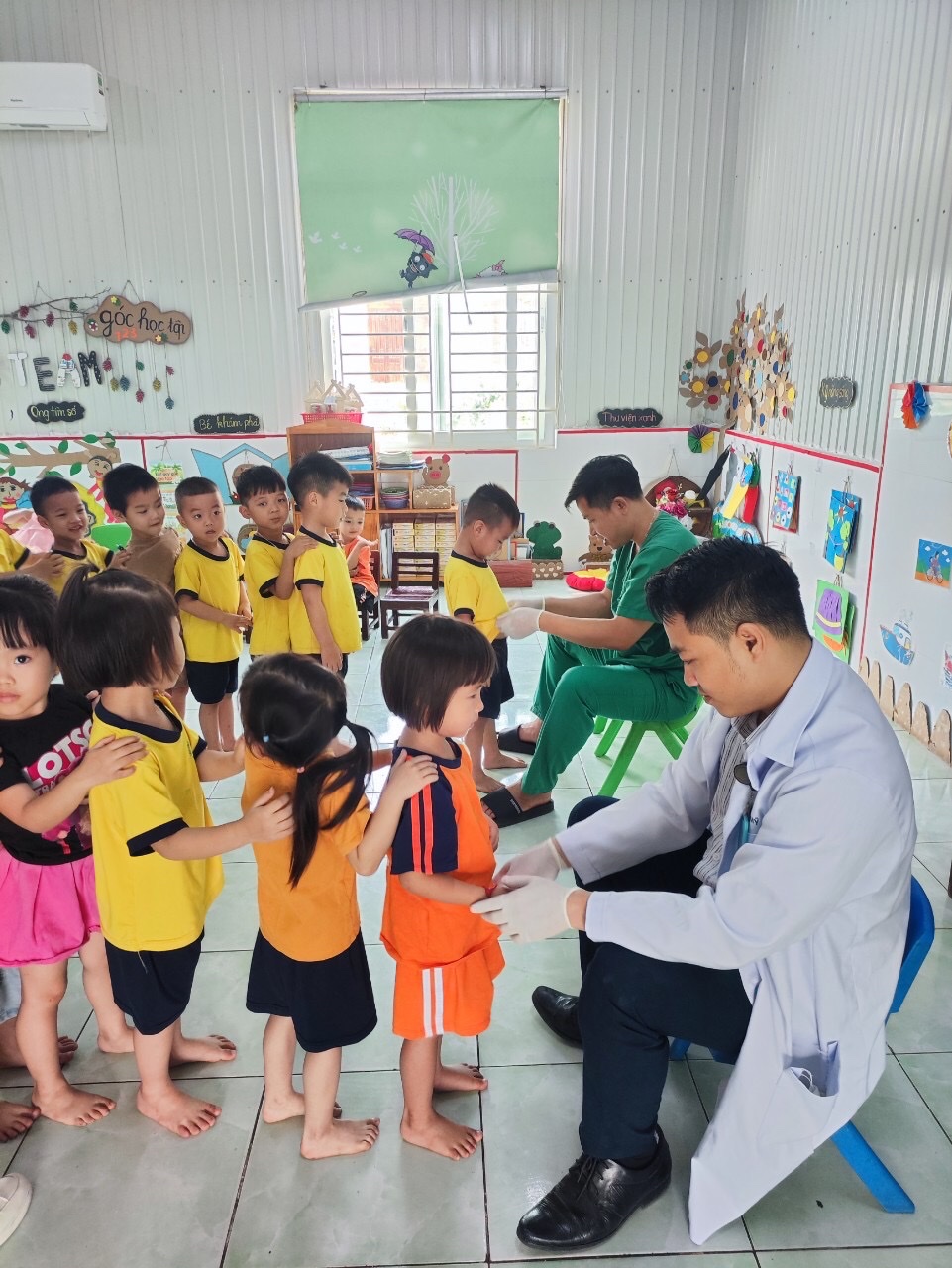 Bác sỹ kiểm tra khuyết tật vận động và tiết niệu - sinh dục cho trẻ