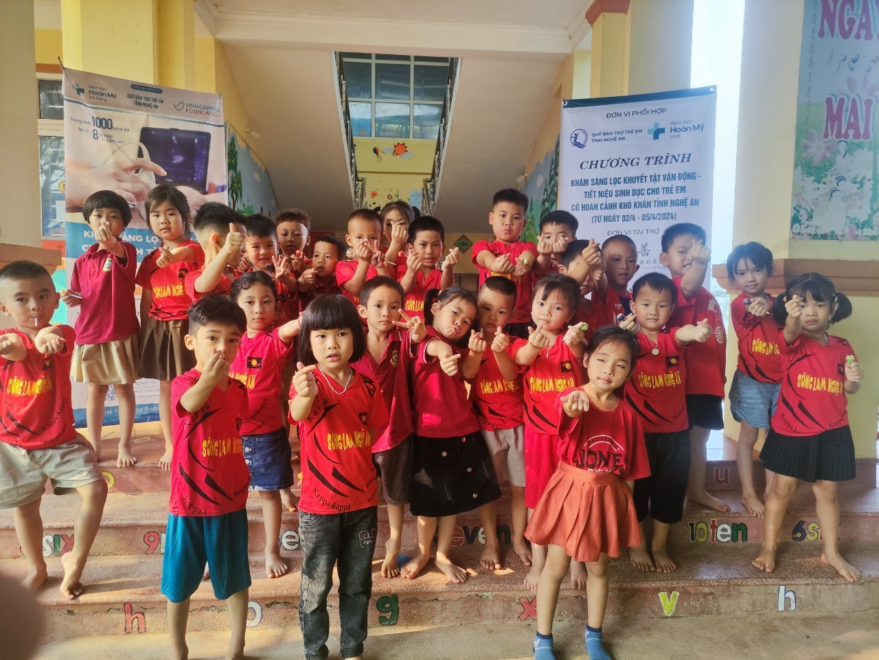 Trẻ hào hứng chờ đến lượt khám