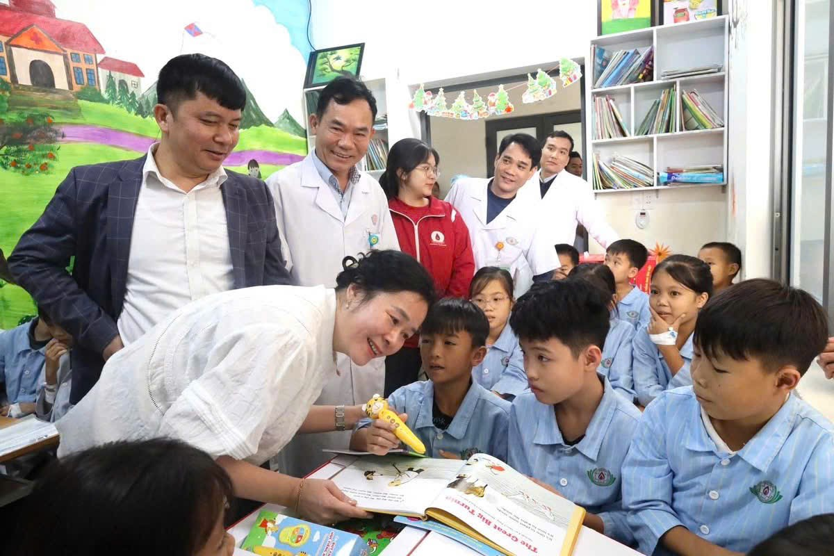 QUỸ BẢO TRỢ TRẺ EM TỈNH NGHỆ AN TRAO TẶNG 100 BỘ BÚT CHẤM ĐỌC HỌC TIẾNG ANH CHO TRẺ EM